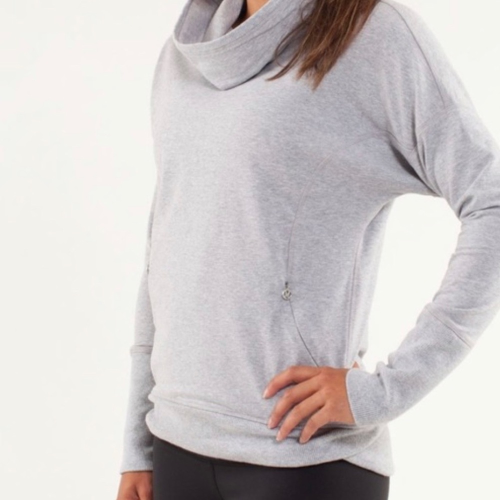 LULULEMON GRAY TURTLE- NECK SWEATSHIRT